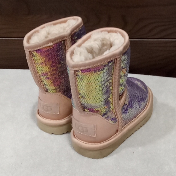 UGG BOOTS SIZE 7 - Picture 2 of 3